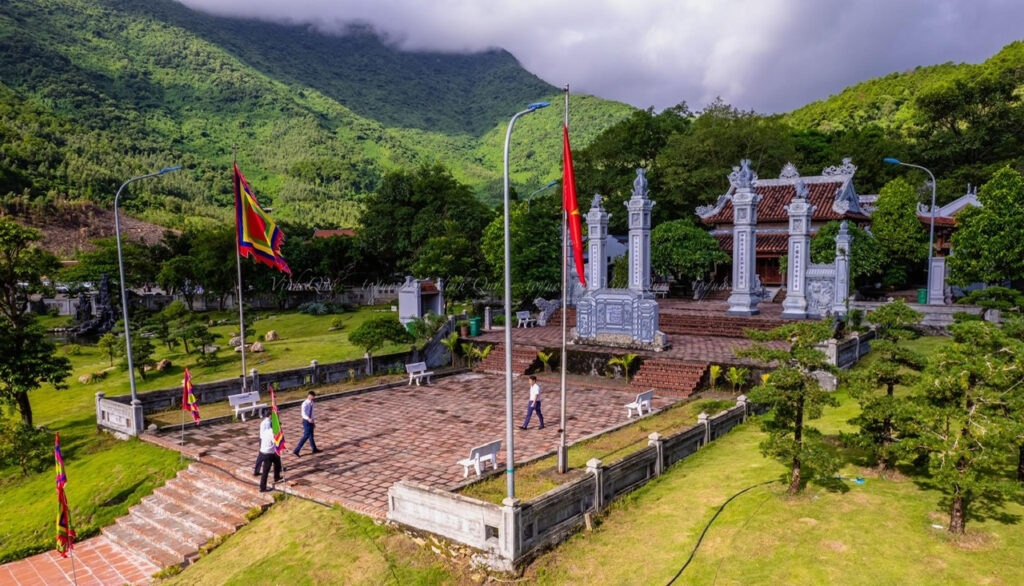 Vũng Chùa Đảo Yến - Vùng đất thiêng liêng và vẻ đẹp hoang sơ Quảng Bình 6 Đền thờ Công Chúa Liễu Hạnh