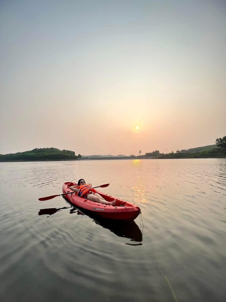 Phong Nha Lake House Resort - Resort bên hồ lớn #1 Phong Nha 17 Chèo SUP tại Phong Nha Lake House Resort