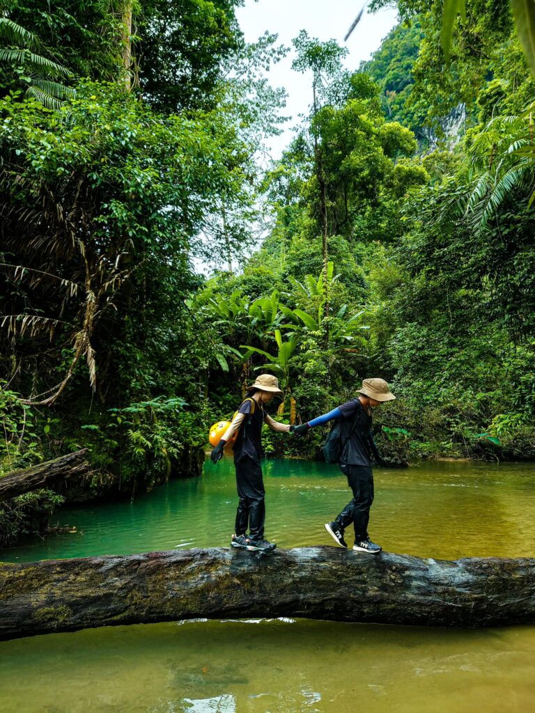Gói gọn kinh nghiệm chọn đồ đi du lịch Phong Nha Quảng Bình và tips sống ảo cực chất 1 Trang phục nhẹ nhàng để đi trekking khám phá