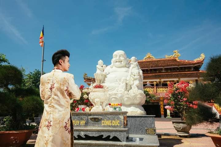 trang phục mang đi chùa