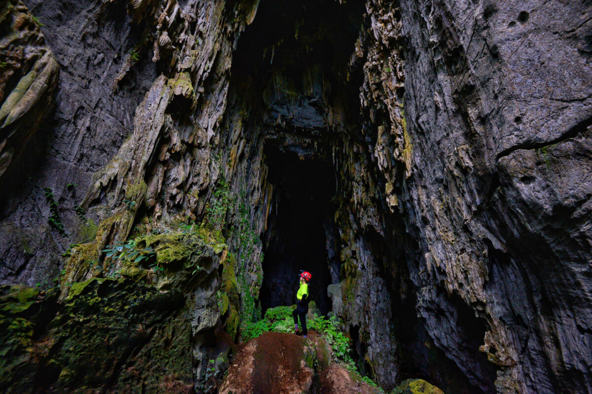 Trekking thung lũng Sinh Tồn, khám phá hang E và hang Vàng