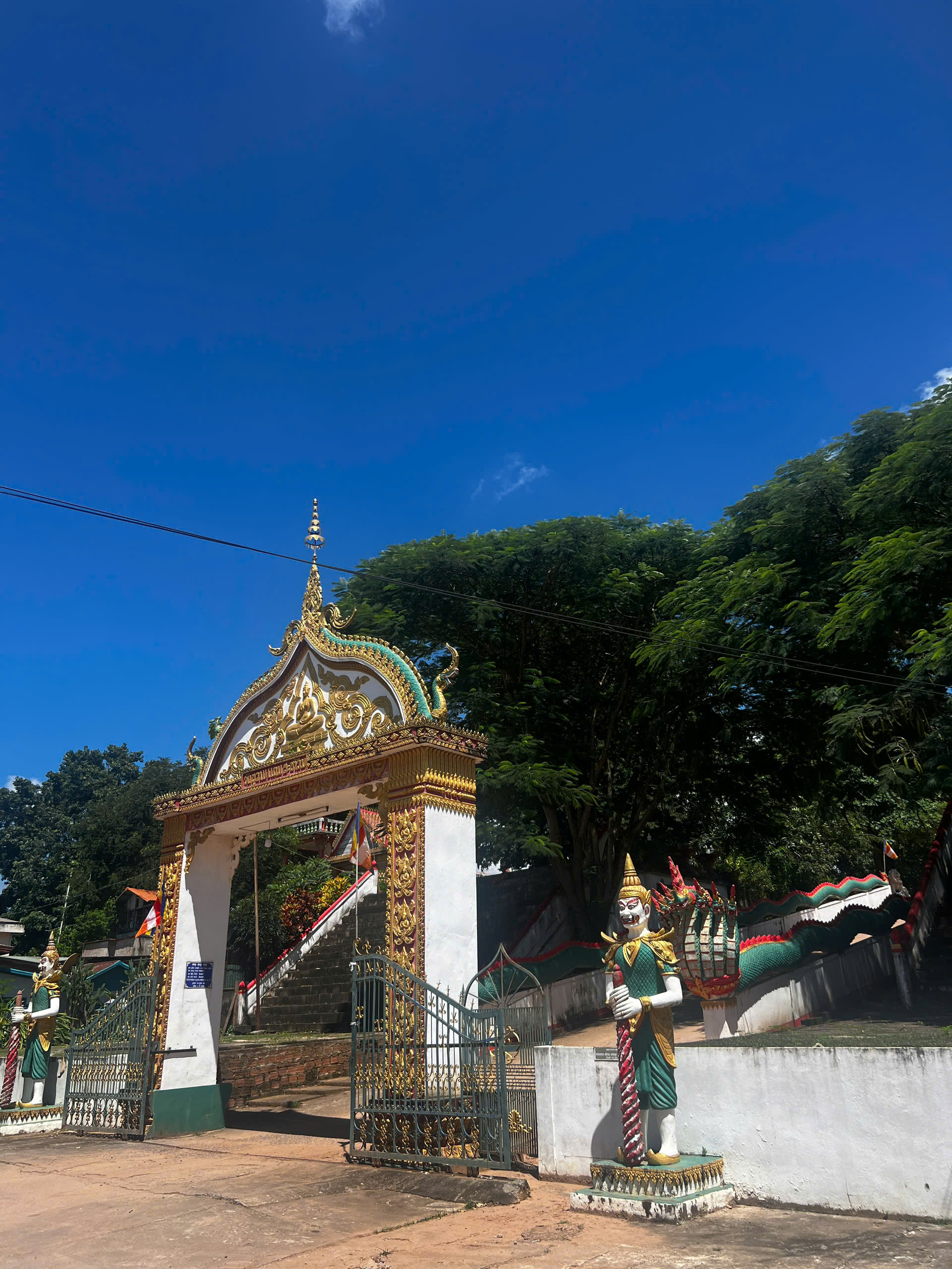 Dansavan Pagoda một ngôi chùa ở sát biên giới