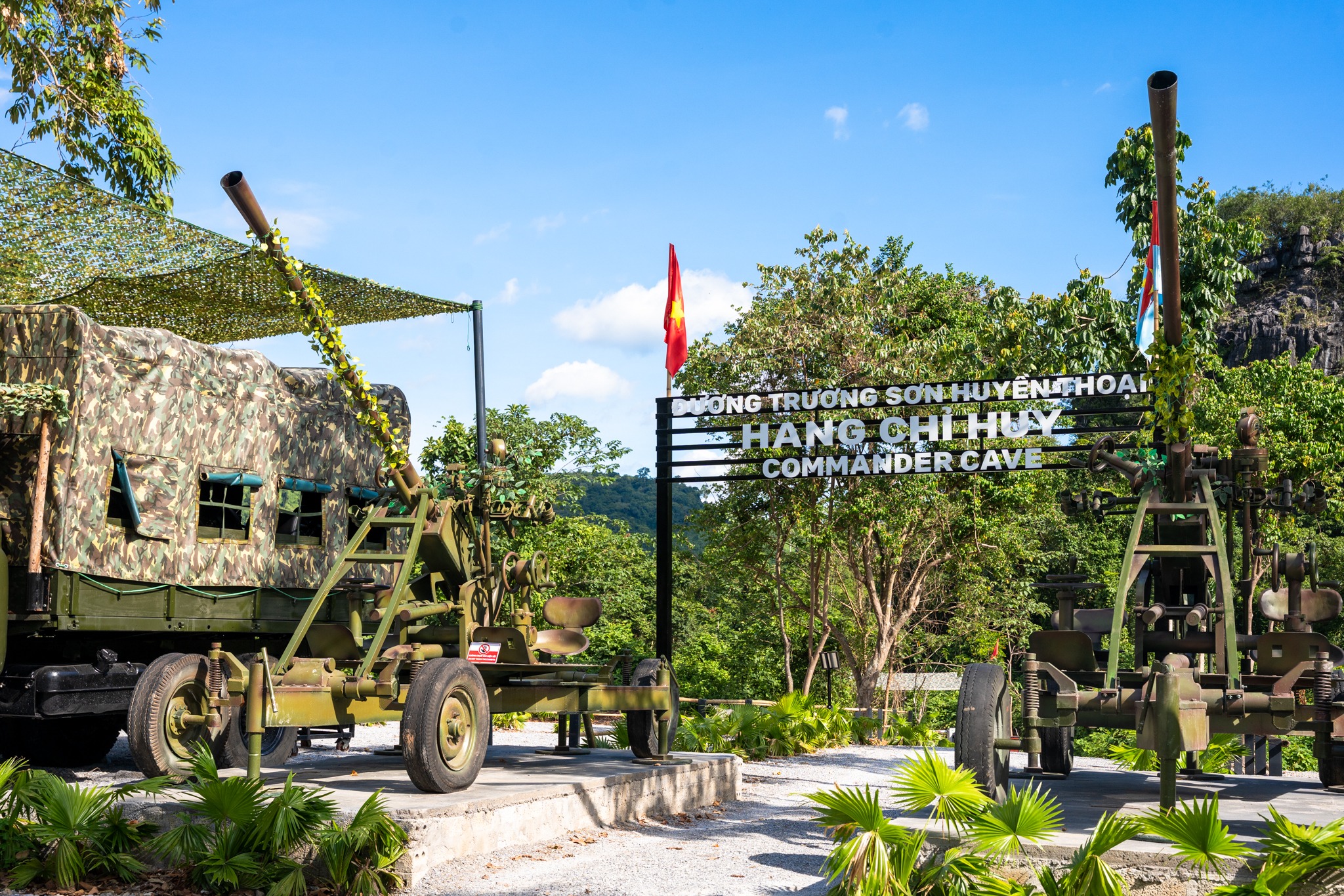 Tour tham quan Hang Chỉ Huy kết hợp Công viên Ozo và Động Phong Nha