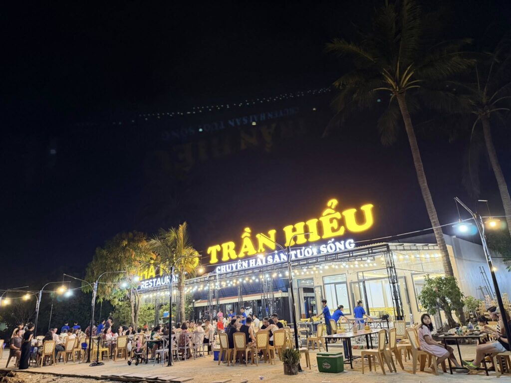 Mách bạn 10 nhà hàng ngon ở Đồng Hới nhất định phải thử (Cập nhật 2026) 5 Nhà hàng Trần Hiểu - Hải sản tươi sống