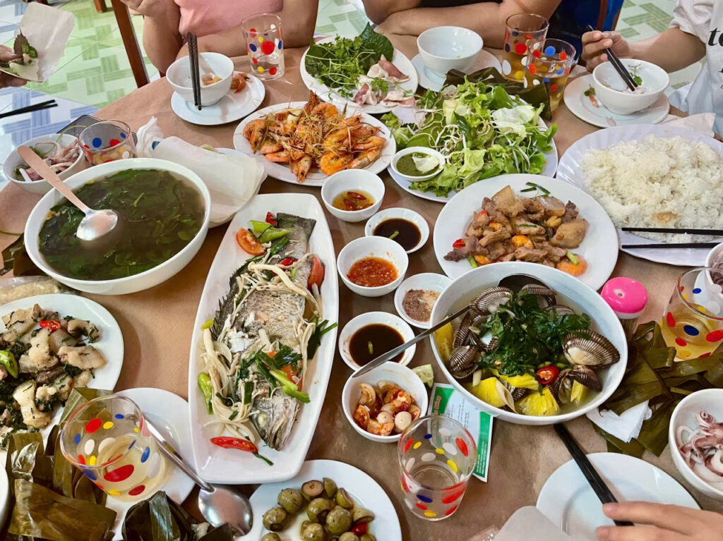 Mách bạn 15 nhà hàng ngon ở Đồng Hới nhất định phải thử (Cập nhật 2026) 37 Nhà hàng ngon ở Đồng Hới - Mâm cơm hải sản