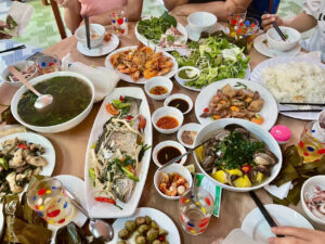 Nhà hàng ngon ở Đồng Hới - Mâm cơm hải sản