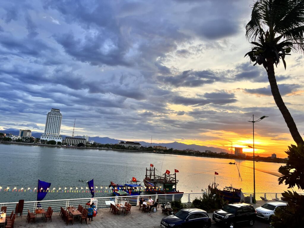 Mách bạn 10 nhà hàng ngon ở Đồng Hới nhất định phải thử (Cập nhật 2026) 10 View nhà hàng Newsake - Nhà hàng ngon ở Đồng Hới