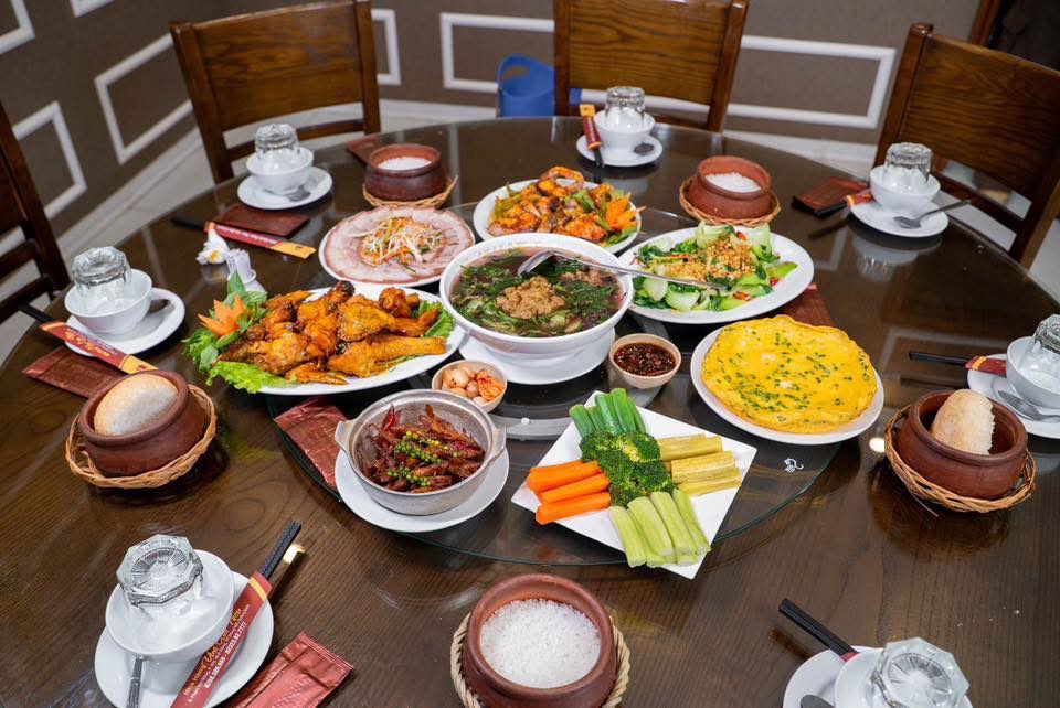 Mách bạn 10 nhà hàng ngon ở Đồng Hới nhất định phải thử (Cập nhật 2026) 2 Vua Cơm Niêu - Nhà hàng ngon ở Đồng Hới