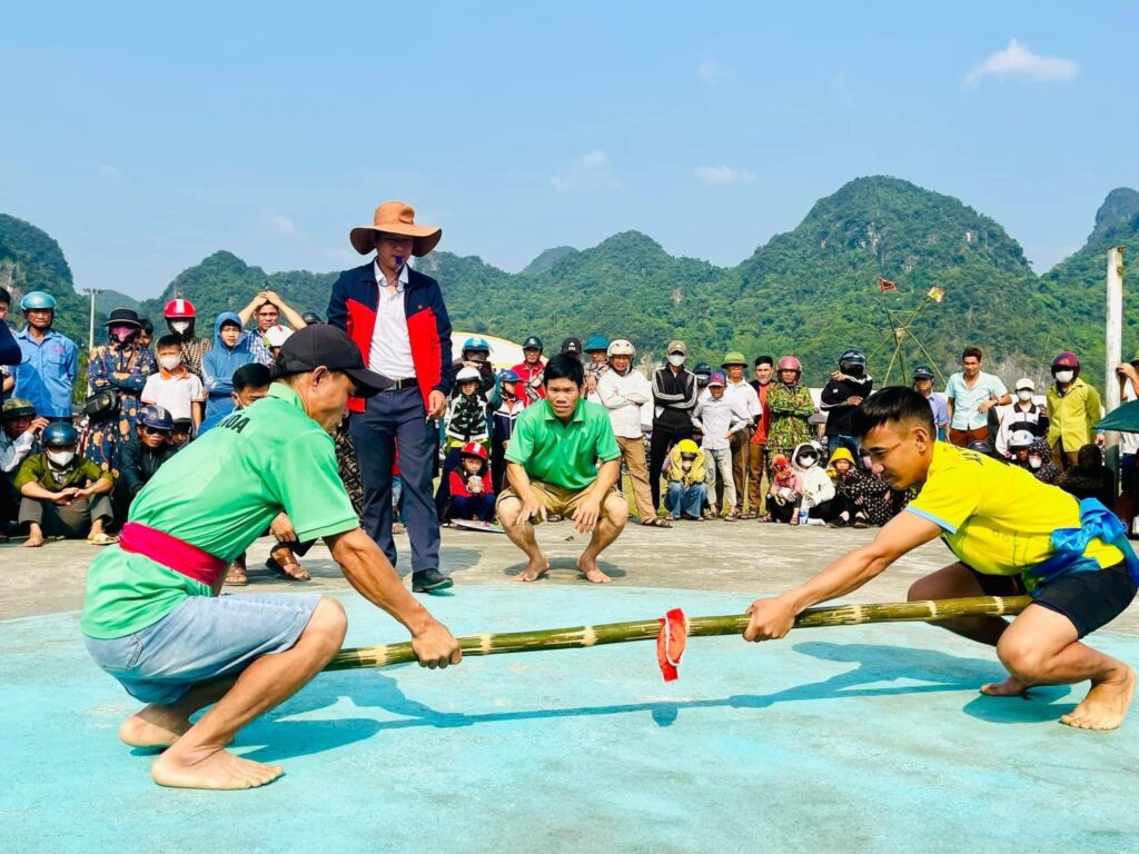 bộ môn đẩy gậy tại lễ hội rằm tháng 3 minh hóa